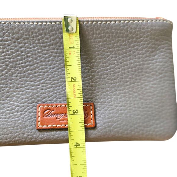 Dooney & Bourke Zip Clutch Bag Taupe Gray Pebble Grain Leather Wallet ID Slot - Picture 7 of 8